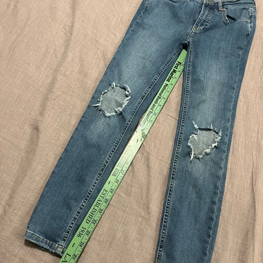 Free People Busted Knee Distressed Straight Leg Jeans Size 24 Great Condittion